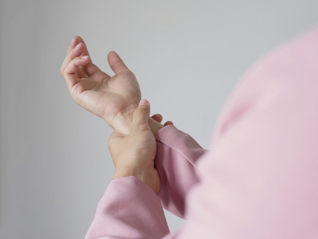 A person suffering from a wrist injury, illustrating a personal injury case under Pennsylvania's comparative negligence law.