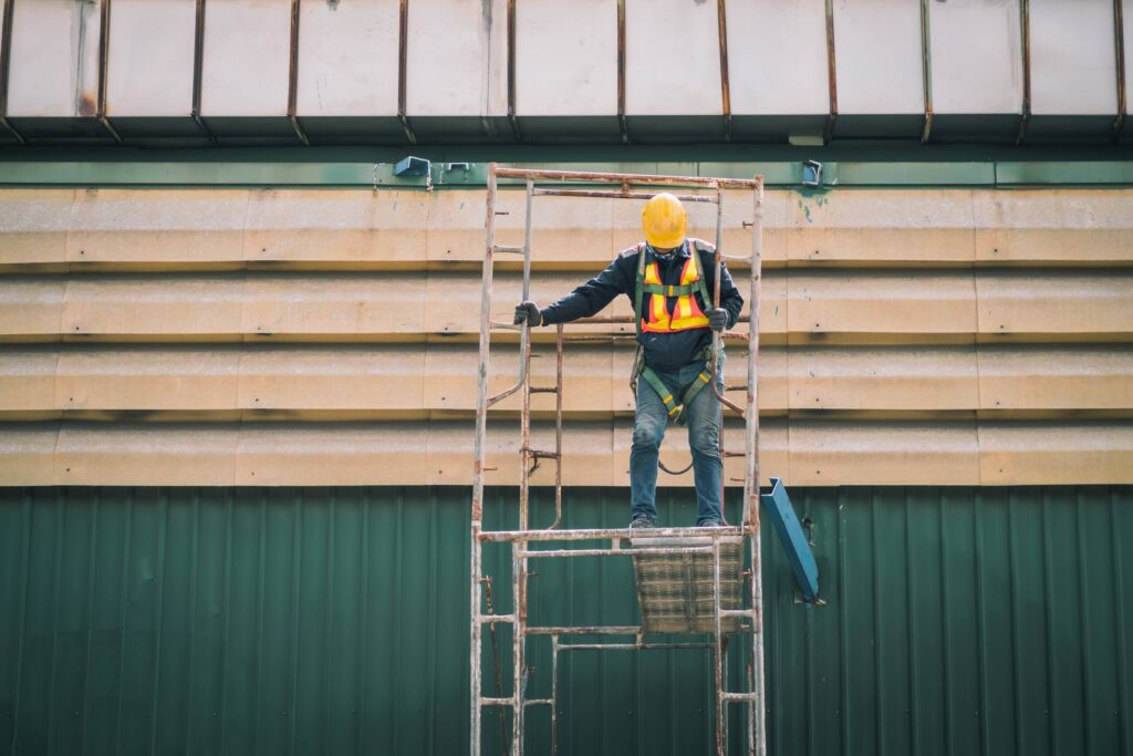 A construction worker utilizing fall protection gear on a site where scaffolding and fall protection failures can lead to serious Pennsylvania construction injuries.